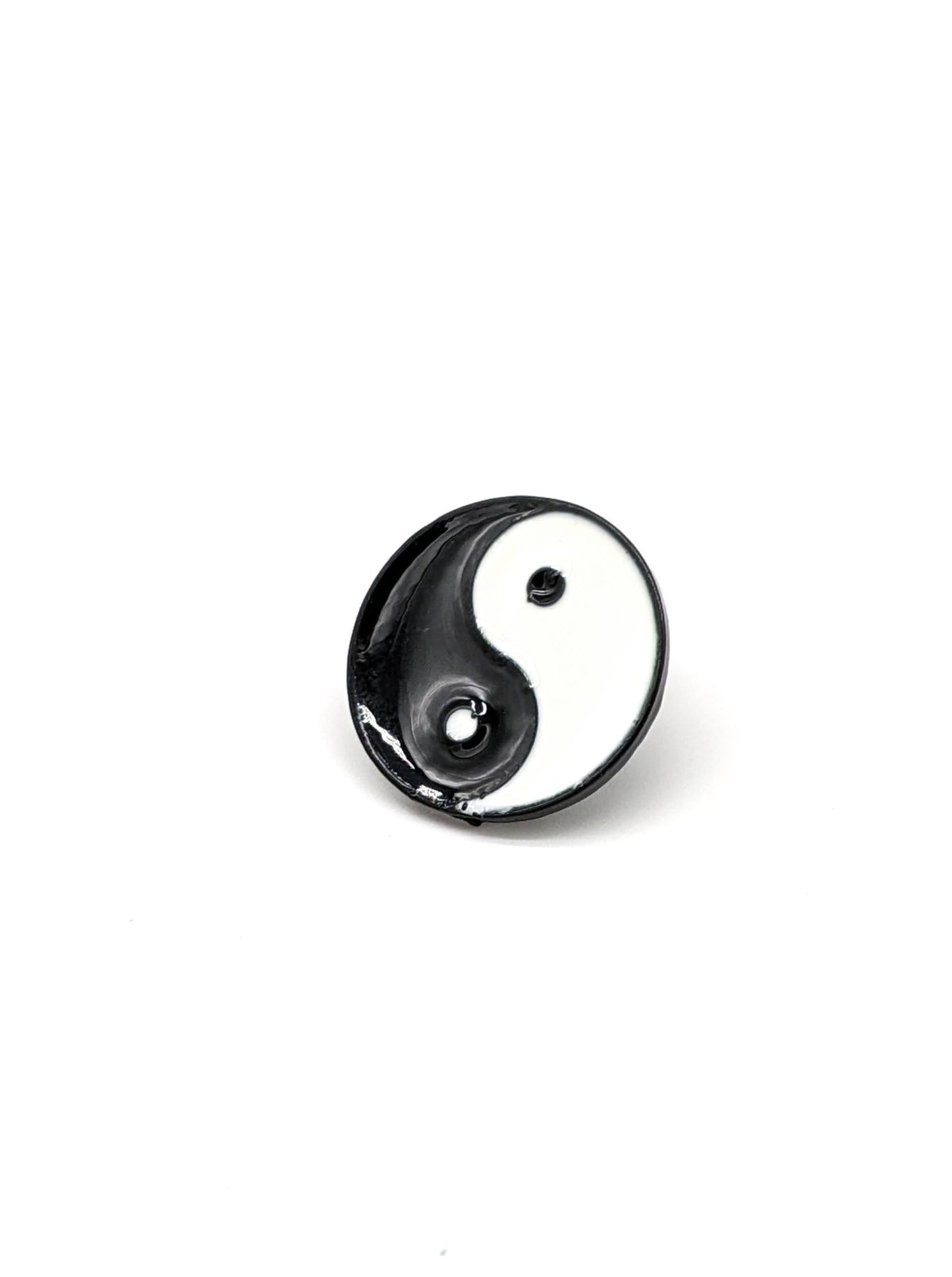 A black and white yin-yang designed hat pin.
