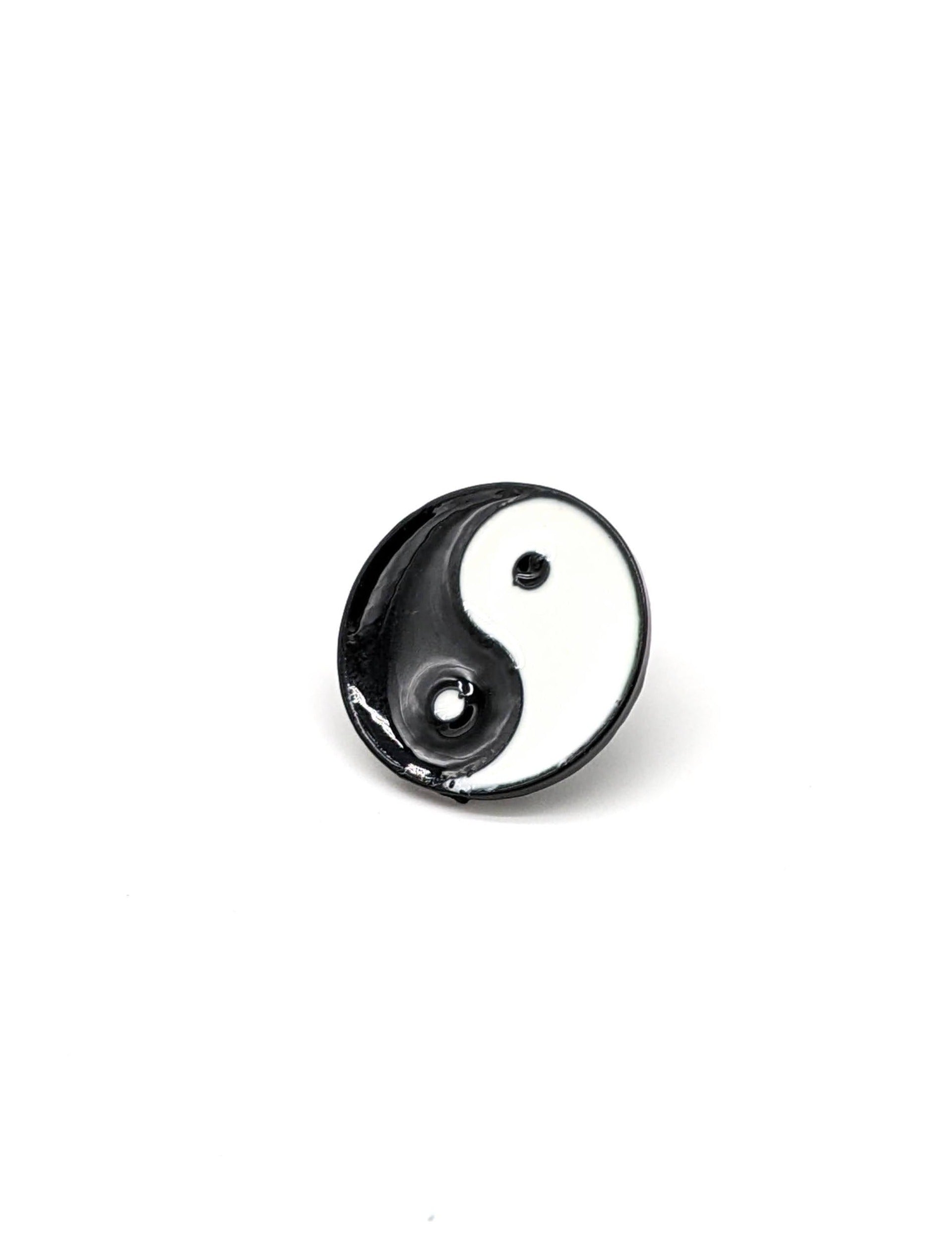 A black and white yin-yang designed hat pin.